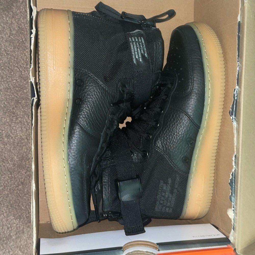 Womens Af1 Mid! They been used but look new!! Size 8.5